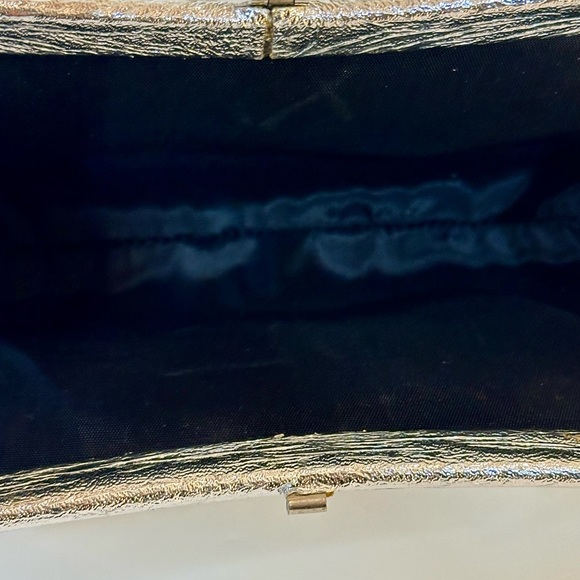 🌟HP🌟VTG 1950s-60s Silver Vinyl Decorative Lift Clasp Evening Bag - Picture 6 of 14